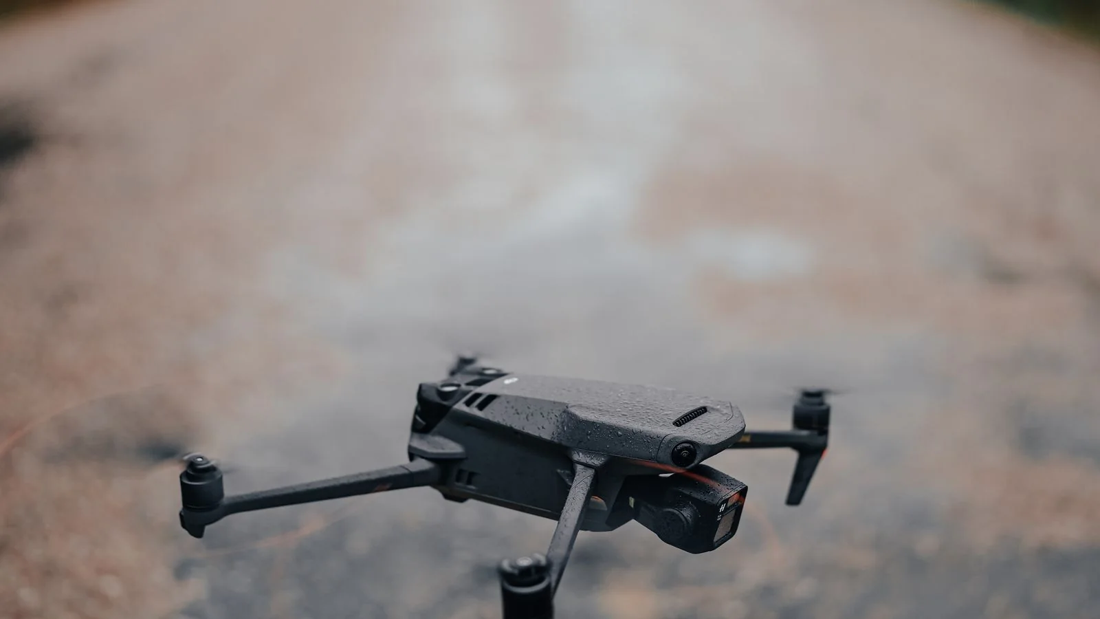 Flycam bay thấp trên đường vắng, ảnh cho bài viết về giấy phép bay UAV